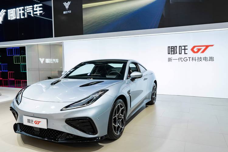 佛山97哪吒汽车在智能汽车领域的表现，领途汽车在新能源汽车市场中的影响力